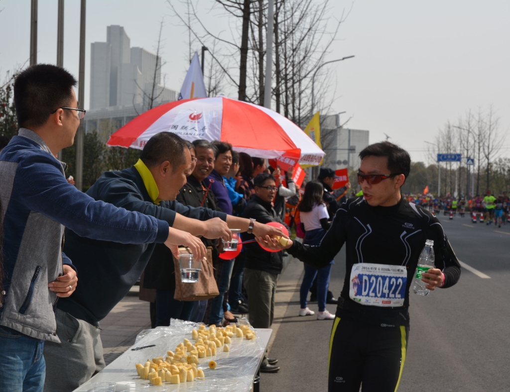 國聯(lián)人壽為2016無錫國際馬拉松賽加油喝彩